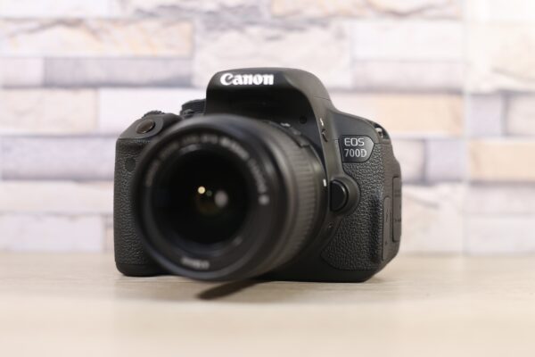 Használt Canon EOS 700D tükörreflexes fényképezőgép Canon EF-S 18-55mm f4-5.6 IS II objektív