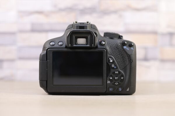 Használt Canon EOS 700D tükörreflexes fényképezőgép Canon EF-S 18-55mm f4-5.6 IS II objektív