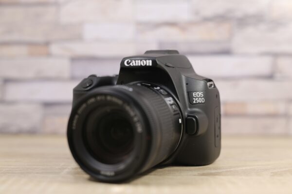 Használt canon eos 250d tükörreflexes fényképezőgép canon ef-s 18-55 is stm objektívvel